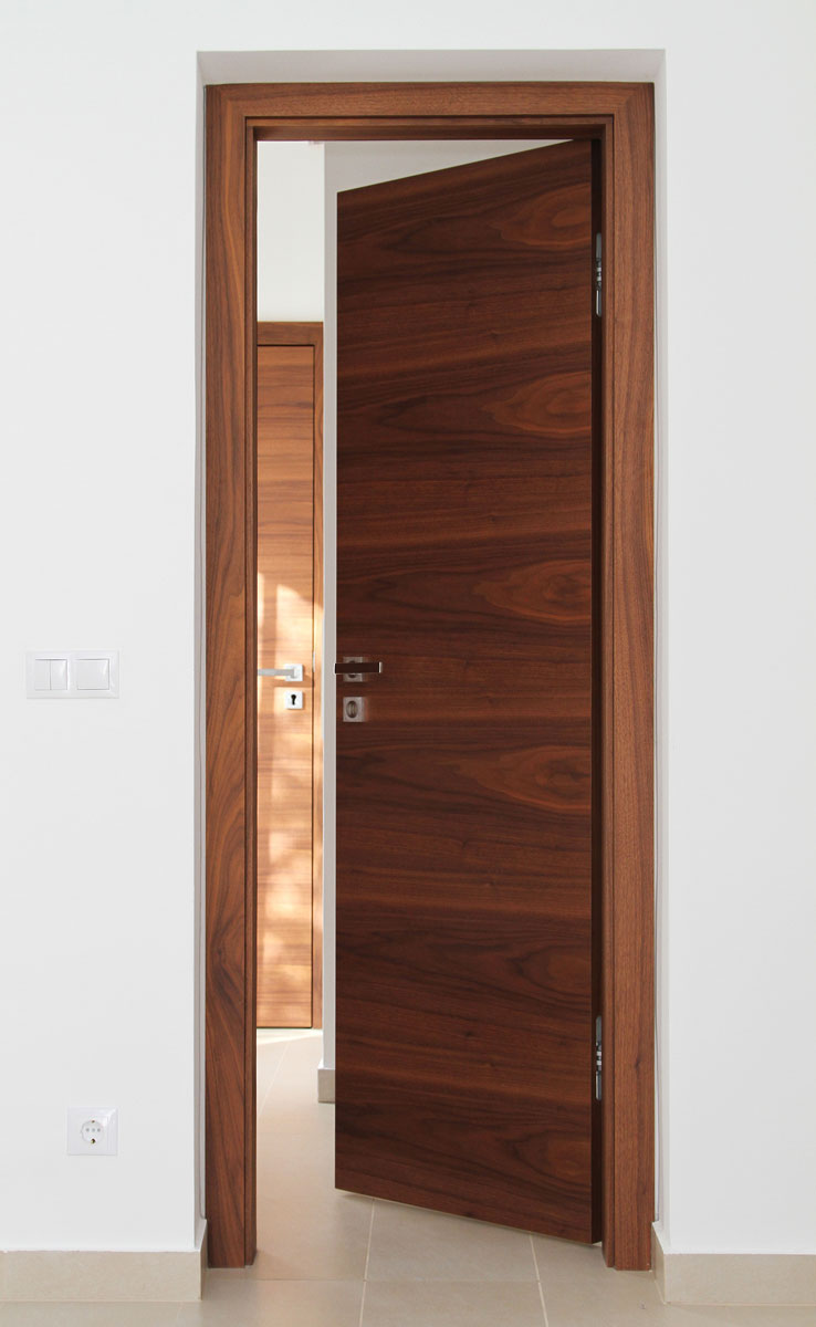 modern fa beltéri ajtó beépítés