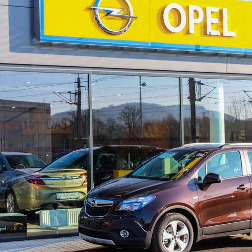 Alum&iacute;nium ny&iacute;l&aacute;sz&aacute;r&oacute;k, f&uuml;gg&ouml;nyfal az Opel Hnolik b&eacute;csi aut&oacute;szalonj&aacute;ban