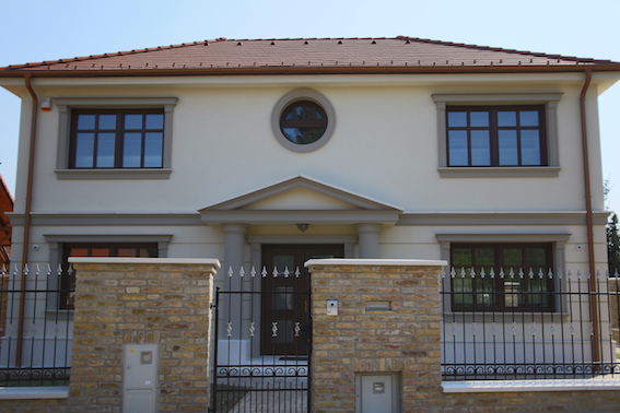 &Uacute;j &eacute;p&iacute;t&eacute;sű, klasszikus st&iacute;lusban &eacute;p&uuml;lt villa Szegeden