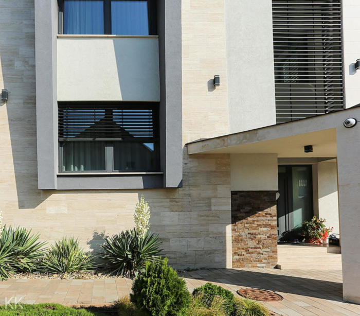 Fel&uacute;j&iacute;t&aacute;s &eacute;s bőv&iacute;t&eacute;s ut&aacute;ni csal&aacute;di h&aacute;z alu-fa ny&iacute;l&aacute;sz&aacute;r&oacute;kkal, zsaluzi&aacute;kkal