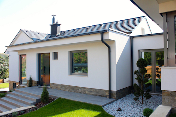 Budaőrsi csal&aacute;di h&aacute;z - műanyag-alum&iacute;nium ny&iacute;l&aacute;sz&aacute;r&oacute;k, zsaluzi&aacute;k, furn&eacute;ros ny&iacute;l&oacute; &eacute;s falban tol&oacute; belt&eacute;ri ajt&oacute;k