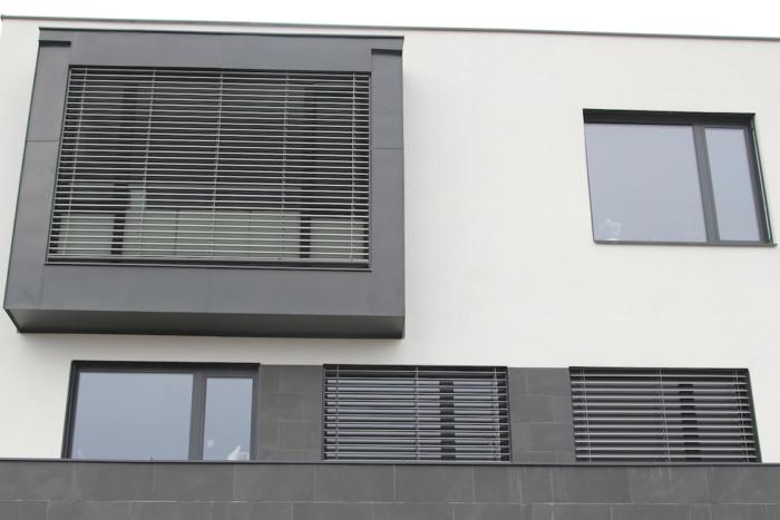 Alum&iacute;nium ny&iacute;l&aacute;sz&aacute;r&oacute;k &eacute;s zsaluzi&aacute;k egy k&eacute;tlak&aacute;sos t&aacute;rsash&aacute;zban