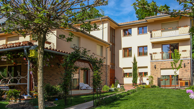 Mediterr&aacute;n hangulat fa ny&iacute;l&aacute;sz&aacute;r&oacute;kkal, hőszigetelt alum&iacute;nium redőny&ouml;kkel a budai hegyekben