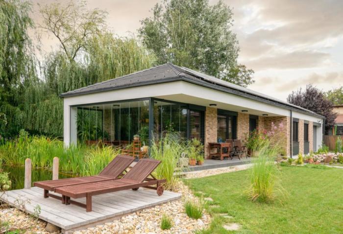 K&iacute;v&uuml;l antracit műanyag ny&iacute;l&aacute;sz&aacute;r&oacute;k, zsaluzi&aacute;k, belt&eacute;ri &uuml;veglapos tol&oacute;ajt&oacute;k