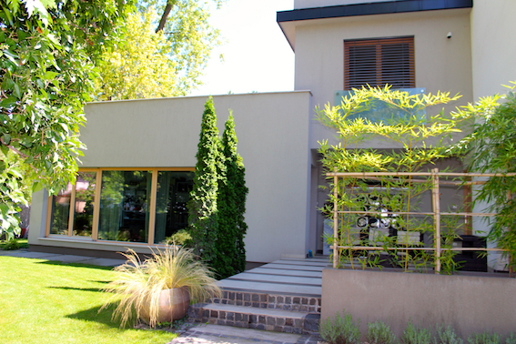 Egy Bauhaus villa meg&uacute;jul&aacute;sa Si&oacute;fokon - egyedi fel&uuml;letű eukaliptusz fa ny&iacute;l&aacute;sz&aacute;r&oacute;k, zsaluzi&aacute;k