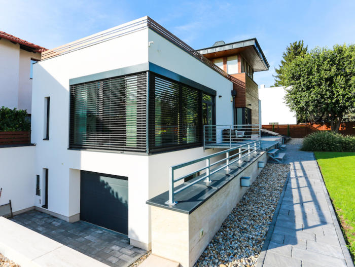 Fa-alum&iacute;nium ny&iacute;l&aacute;sz&aacute;r&oacute;k, l&aacute;tsz&oacute; tokos zsaluzi&aacute;k