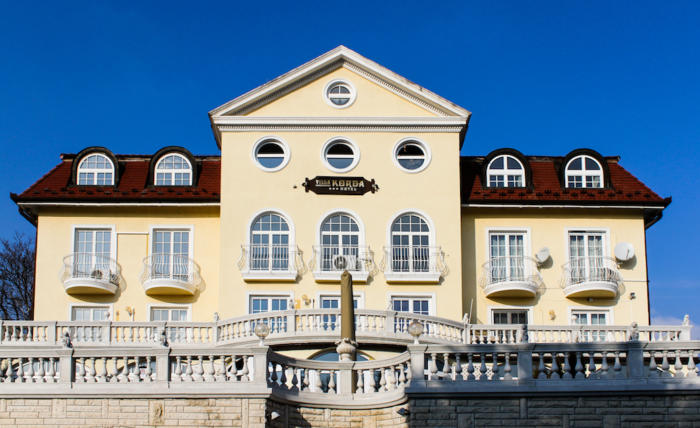 A Korda-Villa teljes meg&uacute;jul&aacute;sa - műanyag ny&iacute;l&aacute;sz&aacute;r&oacute;kkal