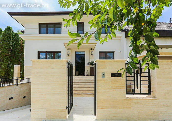 K&iacute;v&uuml;l f&oacute;li&aacute;zott műanyag ny&iacute;l&aacute;sz&aacute;r&oacute;k, sz&iacute;nazonos vakolhat&oacute; tokos redőny&ouml;k, festett mart belt&eacute;ri ajt&oacute;k ny&iacute;l&oacute; &eacute;s tol&oacute; v&aacute;ltozatban